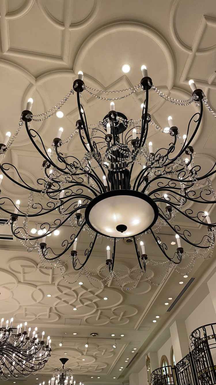 大きなシャンデリアがいくつもある披露宴会場は、ゴージャスでお姫様のような雰囲気。大きな階段も魅力