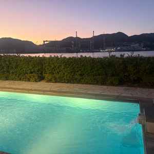 披露宴会場の外の写真。目の前が海で夜になると夜景も見れ開放感がある。