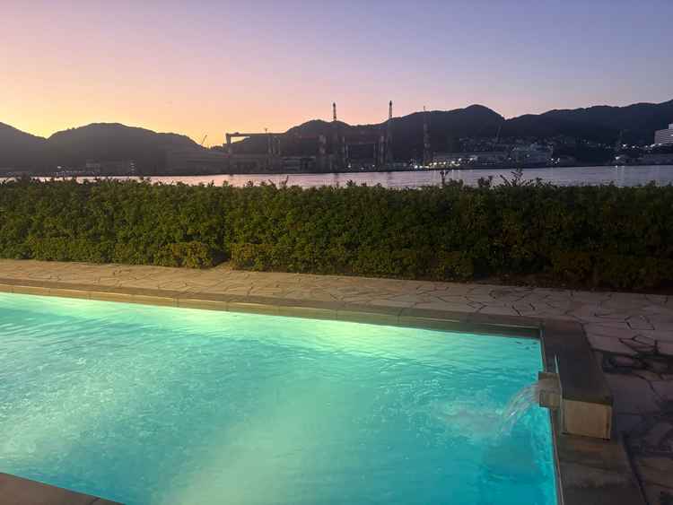 披露宴会場の外の写真。目の前が海で夜になると夜景も見れ開放感がある。