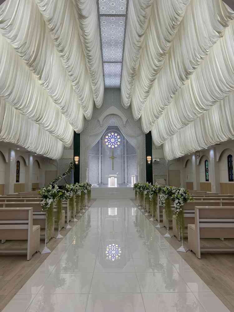 白が印象的なチャペル。ムービーを流すことができる。