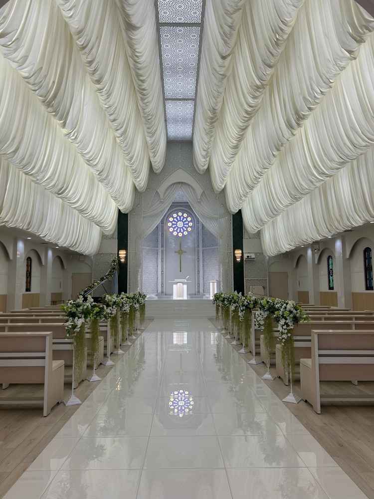 白が印象的なチャペル。ムービーを流すことができる。