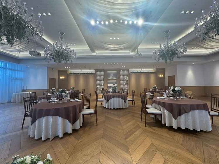 披露宴会場。シャンデリアがあり豪華でした