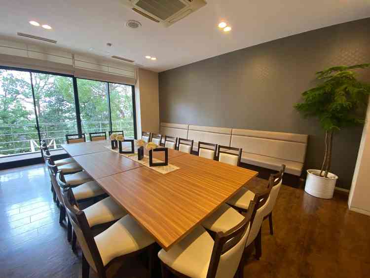 親族控え室。広々としていて、新郎側と新婦側で部屋を分けられるのも良いと思いました。