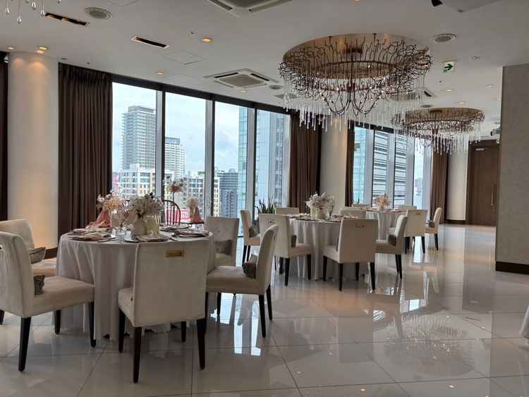 披露宴会場内の後方からの写真ですが、横に長いオープンキッチンの会場でした。