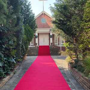 チャペルへ続く道は、真っ赤な絨毯が弾かれています。