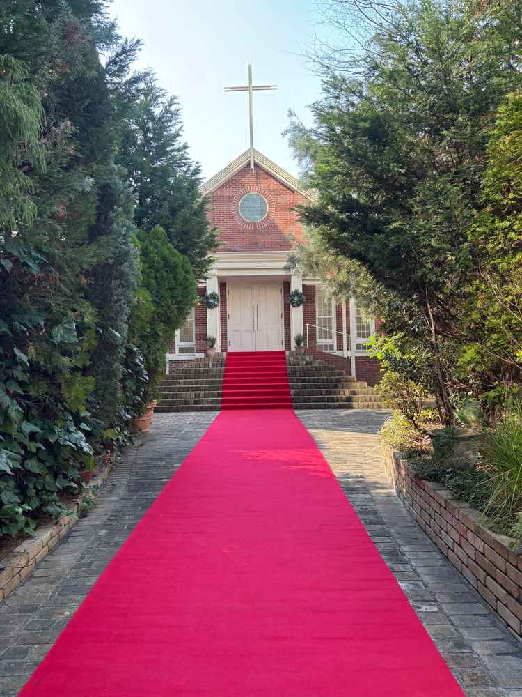 チャペルへ続く道は、真っ赤な絨毯が弾かれています。