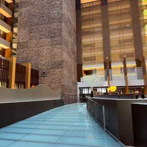 やはり吹き抜けは迫力がありました。ただ、ウェディングエリアと一般エリアが離れておらず混在していました