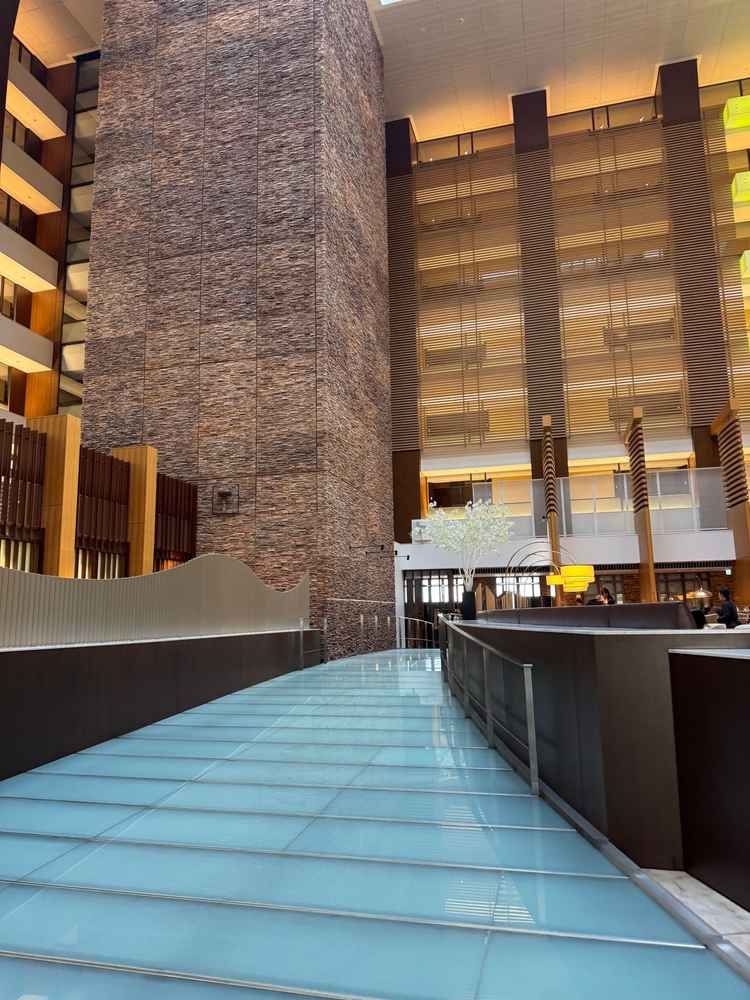 やはり吹き抜けは迫力がありました。ただ、ウェディングエリアと一般エリアが離れておらず混在していました