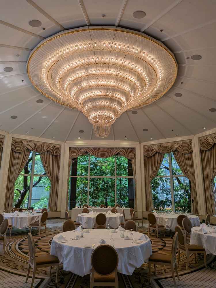 数ある披露宴会場のうちの1つ。豪華なシャンデリアと350度に広がる大きな窓からは緑がたくさん見えます