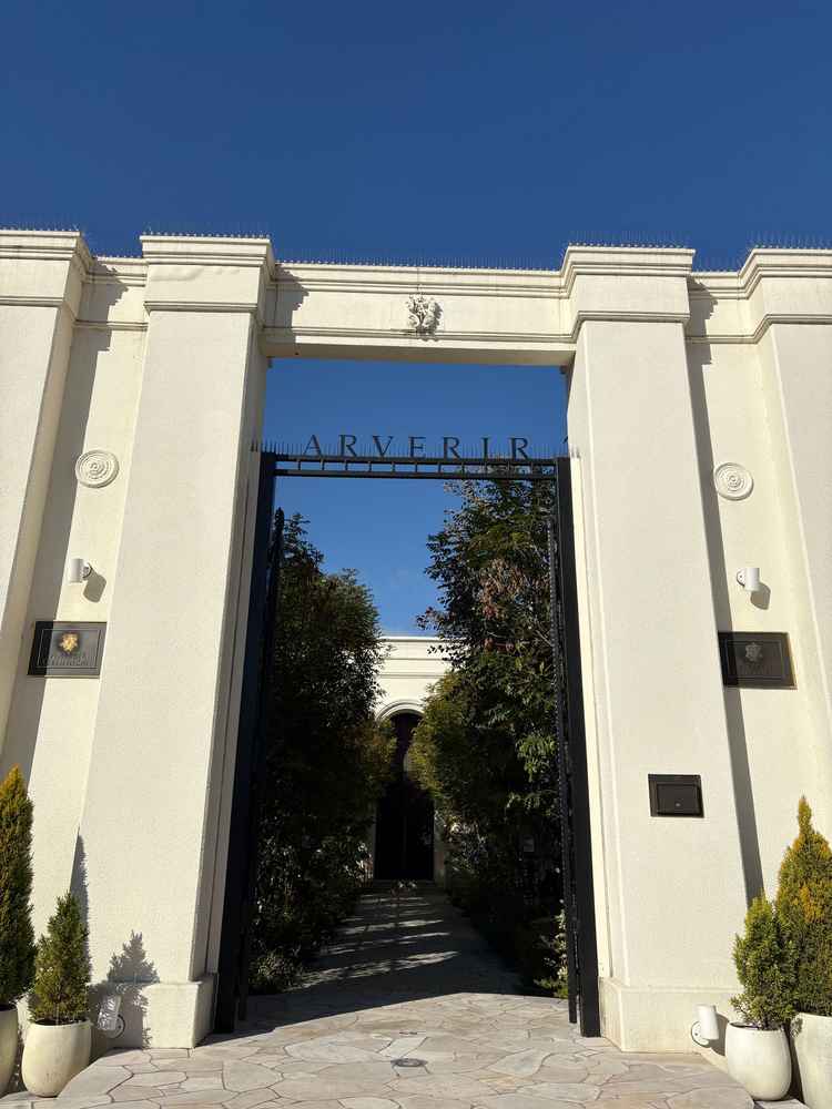 式場入口。プライベートな通路があるのが他の式場との違いで自分たちに合った演出ができます。