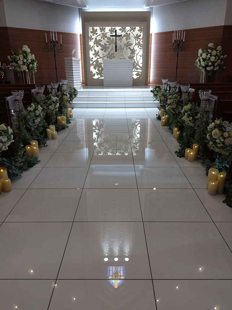 上のステンドグラスまで綺麗に反射していた