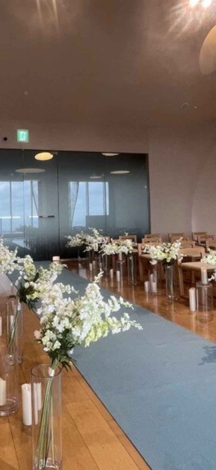 チャペルの参列者着席側の写真です。シンプルで木目の雰囲気が素敵でした