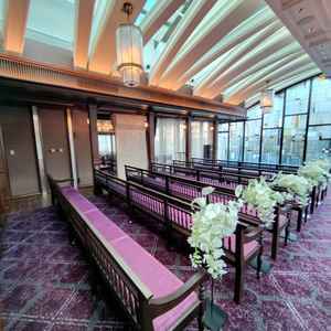 チャペルの椅子が布張り