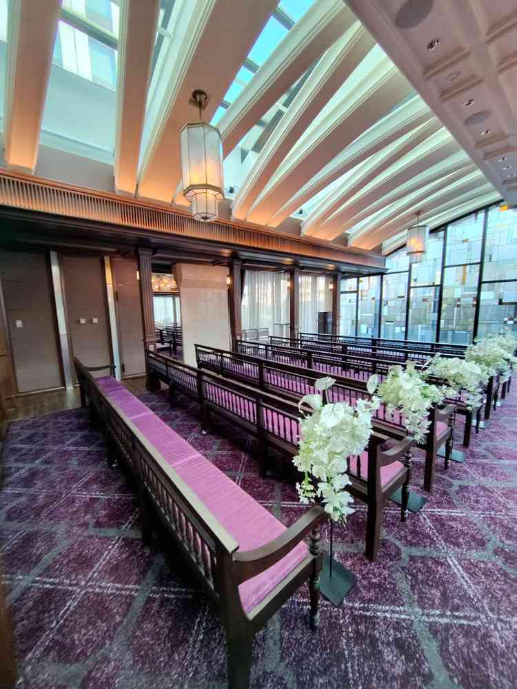 チャペルの椅子が布張り