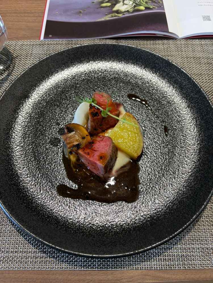 こちらは試食メインディッシュの写真です。お腹が柔らかく実際に呼ぶ祖父母でも楽しめる味だと感じました。