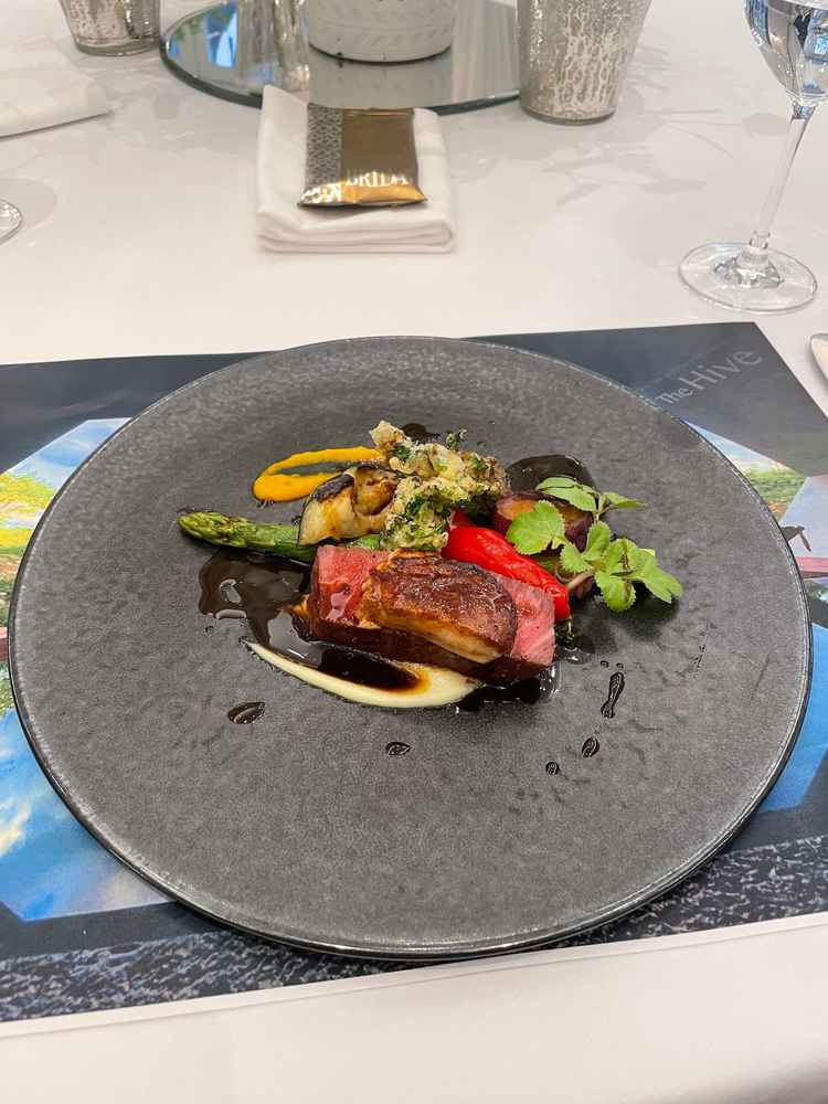 コースのメイン料理の試食。肉の火入れが完璧でとても美味しく、野菜も新鮮で非常に美味しかった。