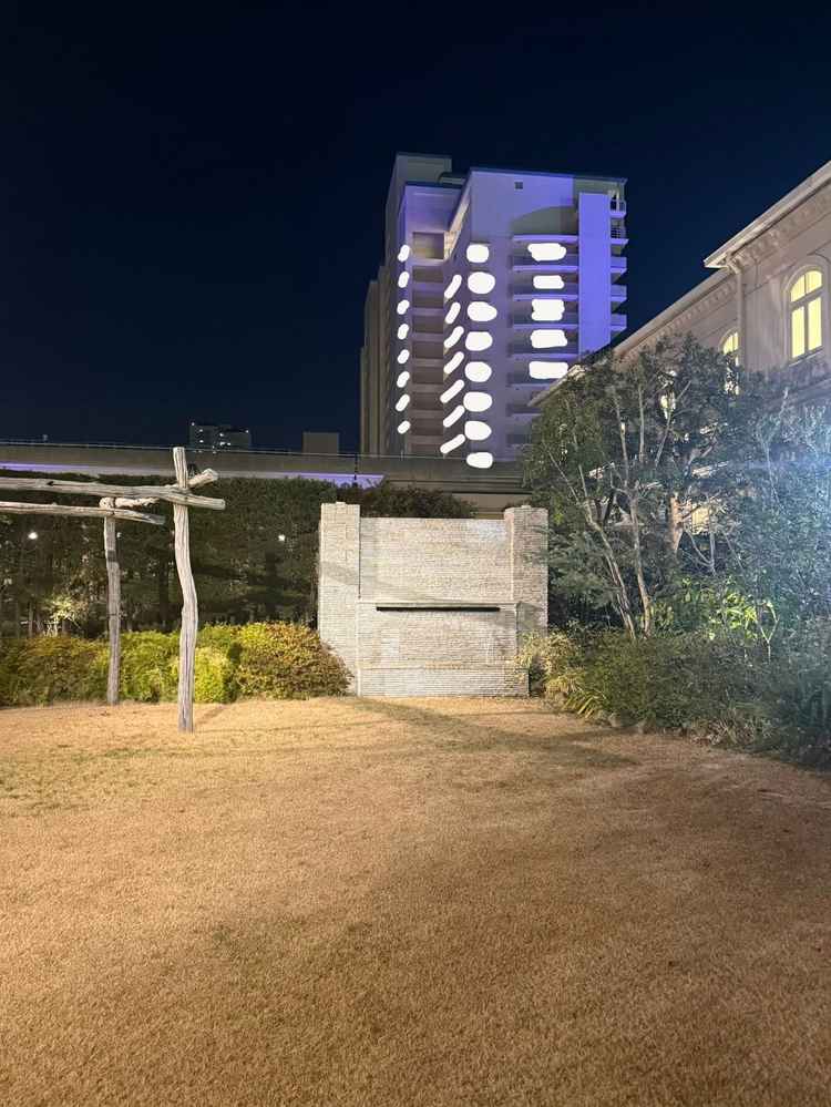 ガーデン挙式も可能で、暖かい季節は芝生も青々とするようです。アットホームな挙式に良い規模感です！