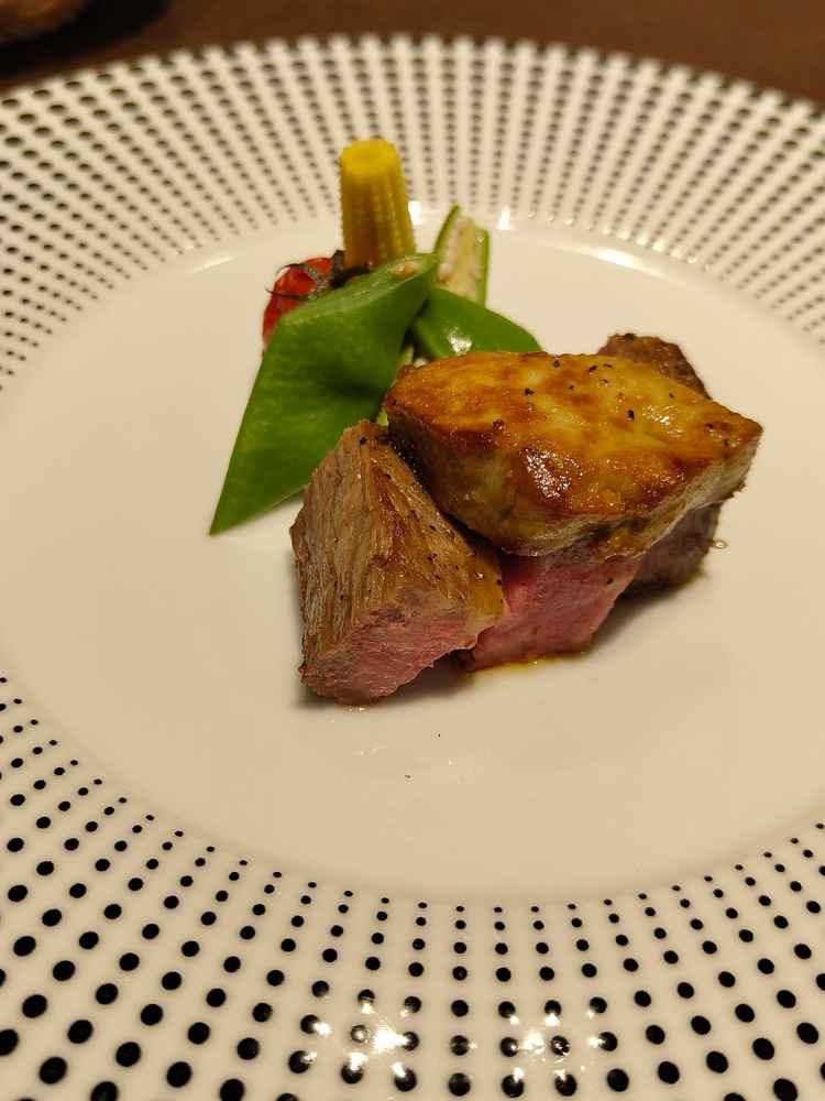 お料理試食。飛騨牛とフォアグラに季節のお野菜でした。お箸で頂ける所も一口で入るサイズ感もお気に入り！