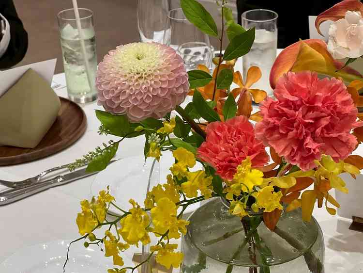 ゲストの卓の装花は自分の好きな色やお花を使って作っていただきました。