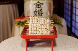 ウェディングケーキの代わりに、みたらしドリップの演出を行いました。