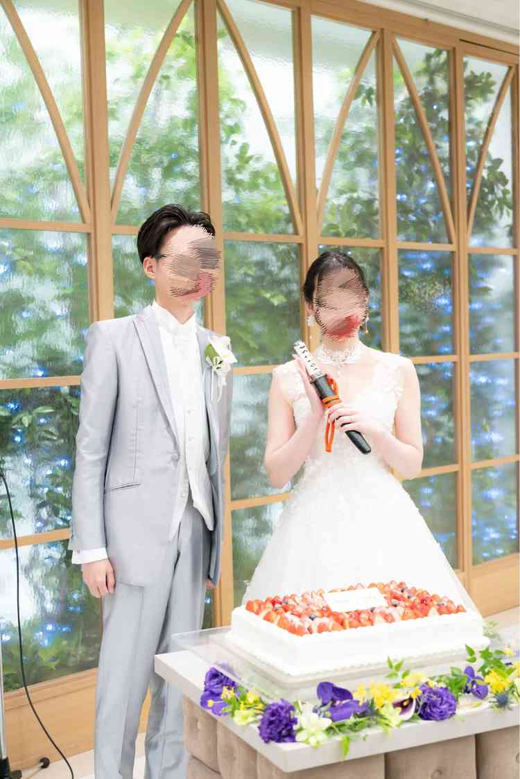 ウェディングケーキと模造刀
