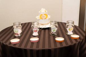 ケーキのフルーツ当てクイズをしました。フルーツの投票箱はジャム瓶です。