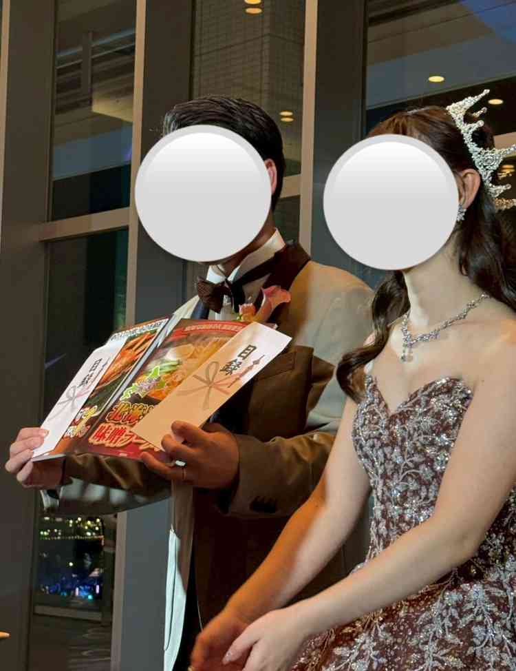 ドレス当てゲームの景品をお渡ししてる時の写真です。