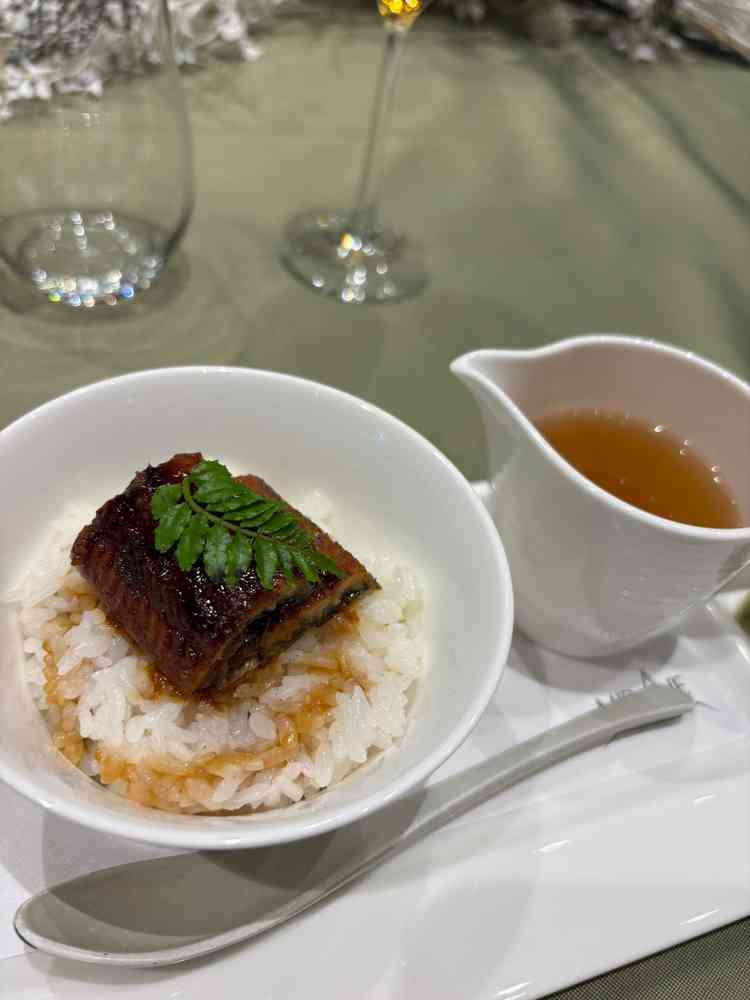 香ばしい愛知ひつまぶしをご飯を海鮮出汁でお茶漬けに