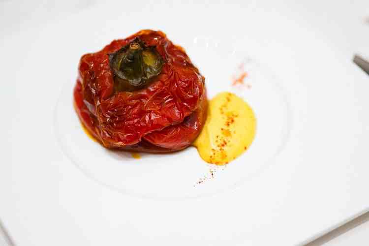 パプリカに詰めた国産牛肉とひよこ豆のラグー