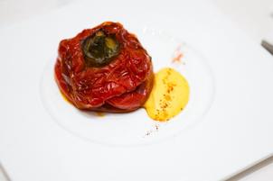 パプリカに詰めた国産牛肉とひよこ豆のラグー