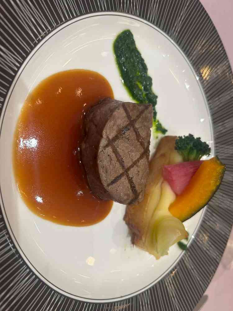 1番人気の肉料理。柔らかくて旨味がすごかった