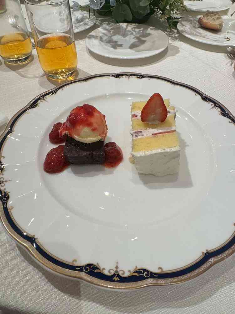 ウィディングケーキとさらにチョコのケーキもついてて大満足です。