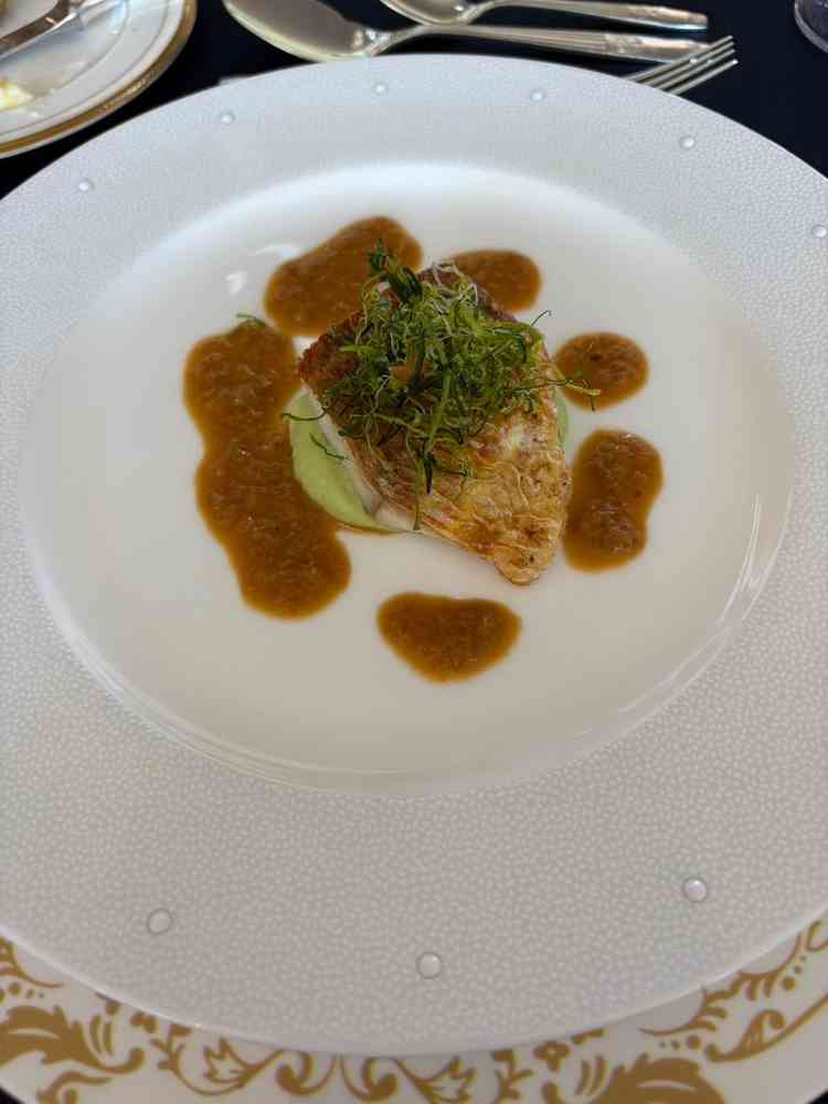 【 魚料理 】糸ヨリ鯛のポワレ　枝豆のピューレ添え　カラメリーゼしたオニオンのクリームソース