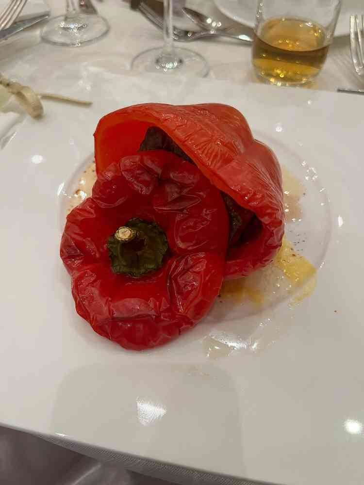 パプリカ丸ごと一つ使って中には牛肉が入ってて豪華にみえて嬉しかったです。