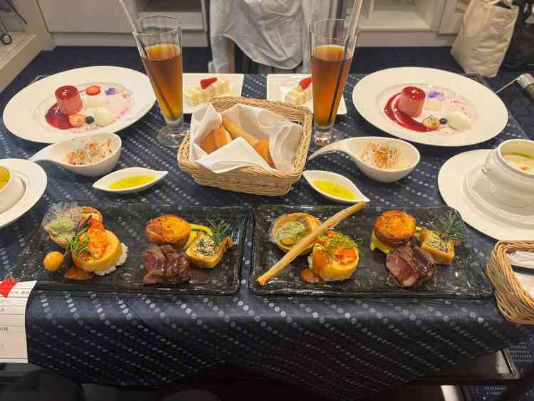 結婚式後に持ってきてもらった食事。式の間に食べれなくても後から食べられます。