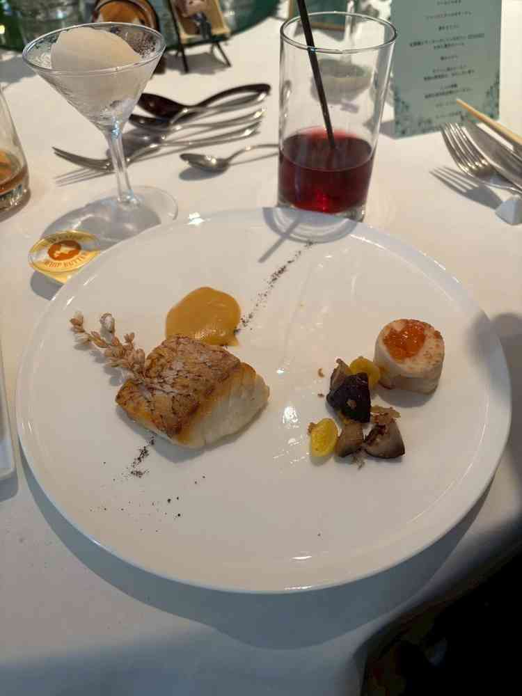 季節のお魚料理、ウニのソースがとても美味しいです。