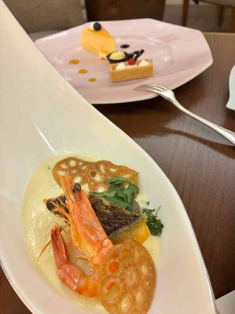 料理はオシャレなフレンチでとてもおいしかったです。
