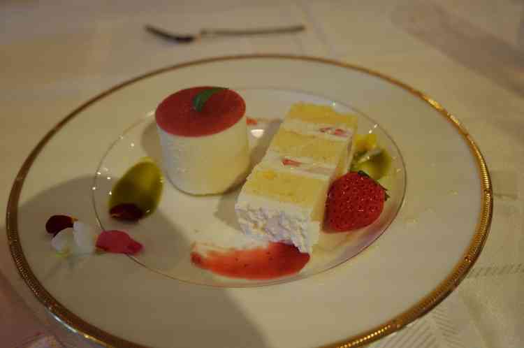 苺のジュレとウエディングケーキ。
