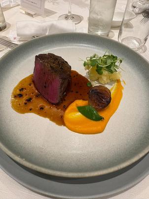 本当はフォアグラが乗っていたが、重くて取り除き、代わりに肉を国産牛にしてもらった