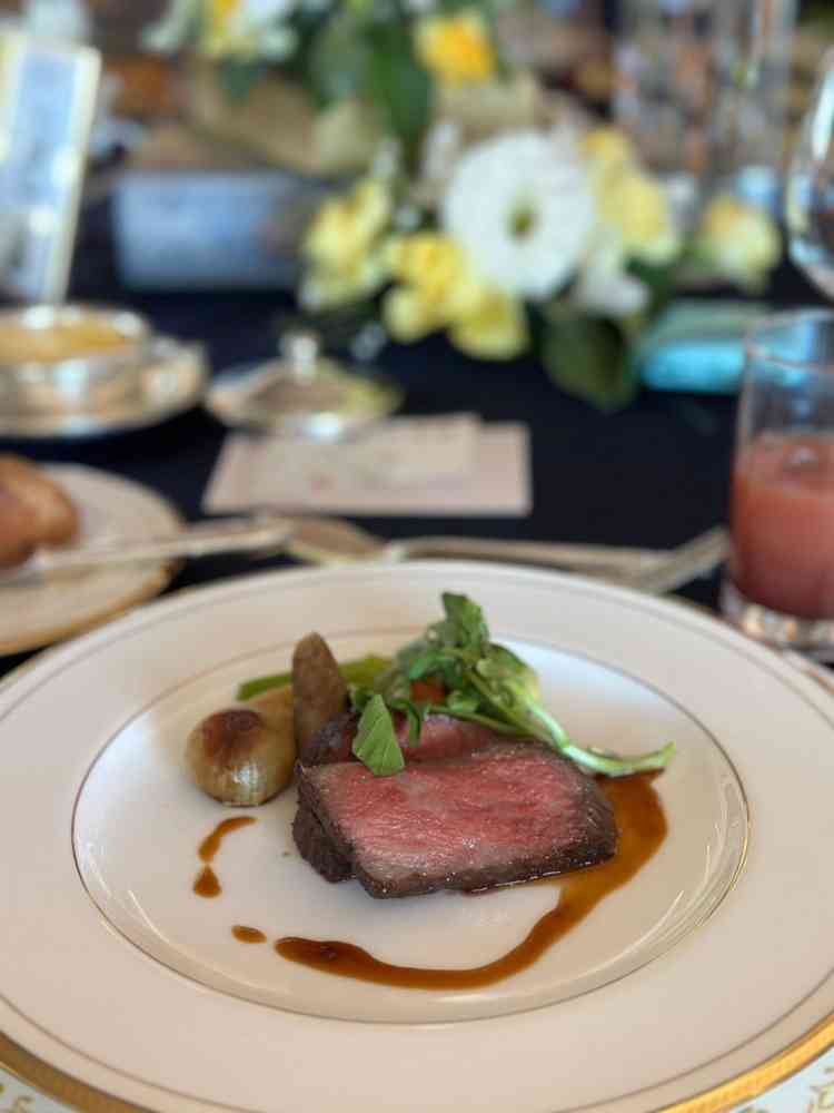【 肉料理 】A5ランク松阪牛のロースト　レフォール入りジュ　根菜のロースト添え