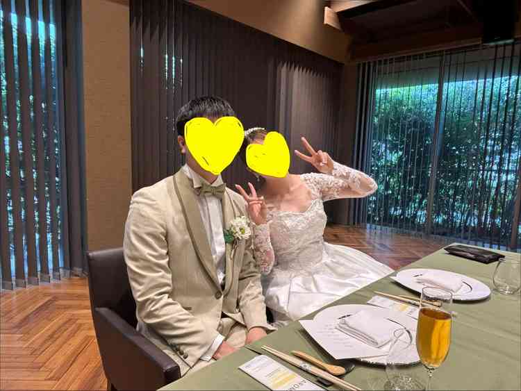 木の色が落ち着く披露宴会場