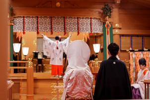 巫女さんが舞を踊っている様子です