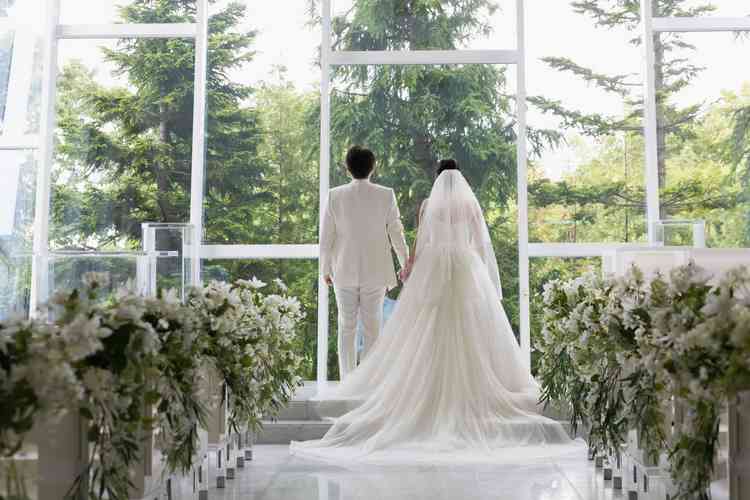 一目惚れだった挙式会場。大きな窓から差し込む日差しがとても神秘的です。