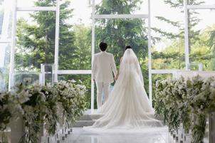 一目惚れだった挙式会場。大きな窓から差し込む日差しがとても神秘的です。
