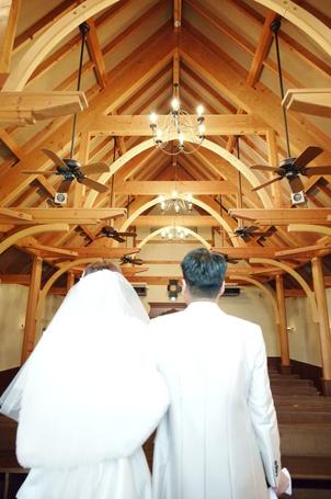 挙式会場の天井。木造建築の美しさが伝わります。