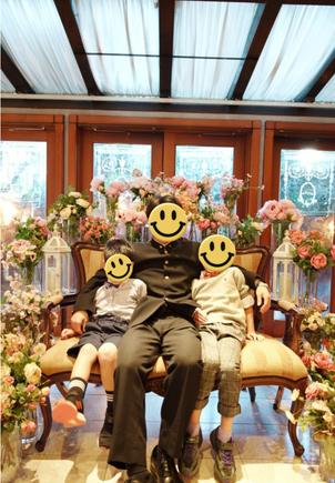 常設のベンチ。各々好きなように写真が撮れて楽しい。