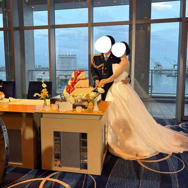 ケーキ入刀中の写真。披露宴会場全体が写っているものがありませんでした。