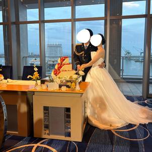 ケーキ入刀中の写真。披露宴会場全体が写っているものがありませんでした。