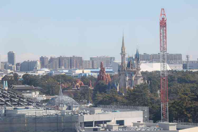 反対側はディズニーランドが見えます。一番手前は残念ながら工事中ですが、工事を見れるのも貴重かと