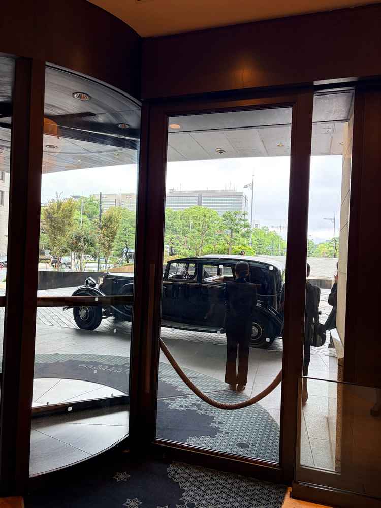 ロールスロイスでの登場